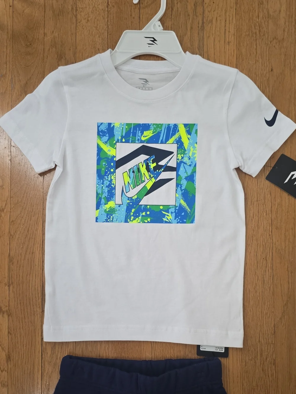 NIKE SIGNATURE BRAND BOYS BLUE JOGGER PANTS AND WHITE SIGNATURE TEE-SHIRT SIZE 6